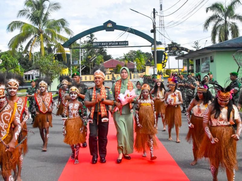 Komandan Kodim 1710/Mimika yang baru, Letkol Inf Redi Dwi Yuda Kurniawan, S.I.P., didampingi Ketua Persit Kartika Chandra Kirana Cabang XXXV Kodim 1710/Mimika, Ny. Redi Dwi Yuda Kurniawan, disambut dengan prosesi tarian adat sebagai bentuk penghormatan dan penerimaan warga baru. (Foto: Istimewa/Dok. Kodim 1710/Mimika)