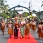 Komandan Kodim 1710/Mimika yang baru, Letkol Inf Redi Dwi Yuda Kurniawan, S.I.P., didampingi Ketua Persit Kartika Chandra Kirana Cabang XXXV Kodim 1710/Mimika, Ny. Redi Dwi Yuda Kurniawan, disambut dengan prosesi tarian adat sebagai bentuk penghormatan dan penerimaan warga baru. (Foto: Istimewa/Dok. Kodim 1710/Mimika)