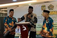 Bupati Mimika, Johannes Rettob, membuka Seminar Peran Mubaligh dan Guru Ngaji di Ballroom Hotel Horison Diana Timika, Selasa (23/12/2025). (Foto: Galeri Papua/Ahmad)