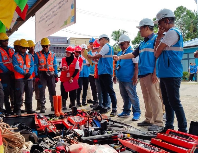 Para petugas PLN UP3 Timika saat melakukan pengecekan terhadap persiapan dalam rangka siaga Nataru. (Foto: Istimewa/Dok. PLN UP3)