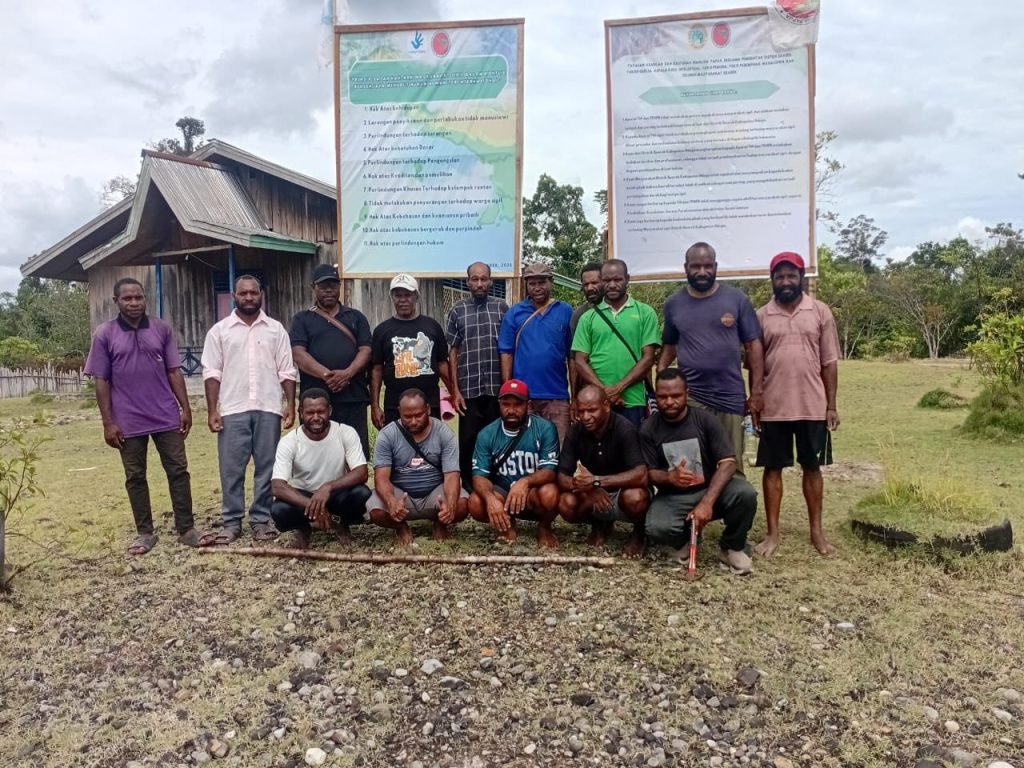 Tim Kemanusiaan memasang baliho kemanusiaan di Distrik Gearek dan Distrik Pasir Putih sebagai simbol jaminan keamanan bagi warga sipil. (Foto: Istimewa/Tim Kemanusiaan)