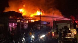 Kebakaran di Jalan Ahmad Yani, tepat di depan gereja, dekat kawasan Tersanjung, Timika, Papua Tengah, pada Selasa (24/12/2025) malam sekitar pukul 23.50 WIT. (Foto: Istimewa/warga)