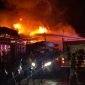 Kebakaran di Jalan Ahmad Yani, tepat di depan gereja, dekat kawasan Tersanjung, Timika, Papua Tengah, pada Selasa (24/12/2025) malam sekitar pukul 23.50 WIT. (Foto: Istimewa/warga)