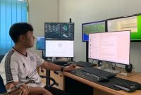 Prakirawan BMKG Stasiun Mozes Kilangin Timika, Daffa Livian, saat ditemui di ruang kerjanya, Rabu (24/12/2025). (Foto: Galeri Papua/Ahmad)