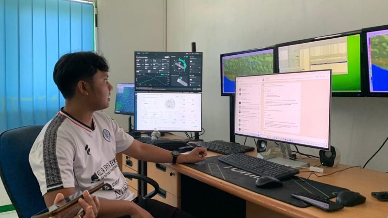 Prakirawan BMKG Stasiun Mozes Kilangin Timika, Daffa Livian, saat ditemui di ruang kerjanya, Rabu (24/12/2025). (Foto: Galeri Papua/Ahmad)