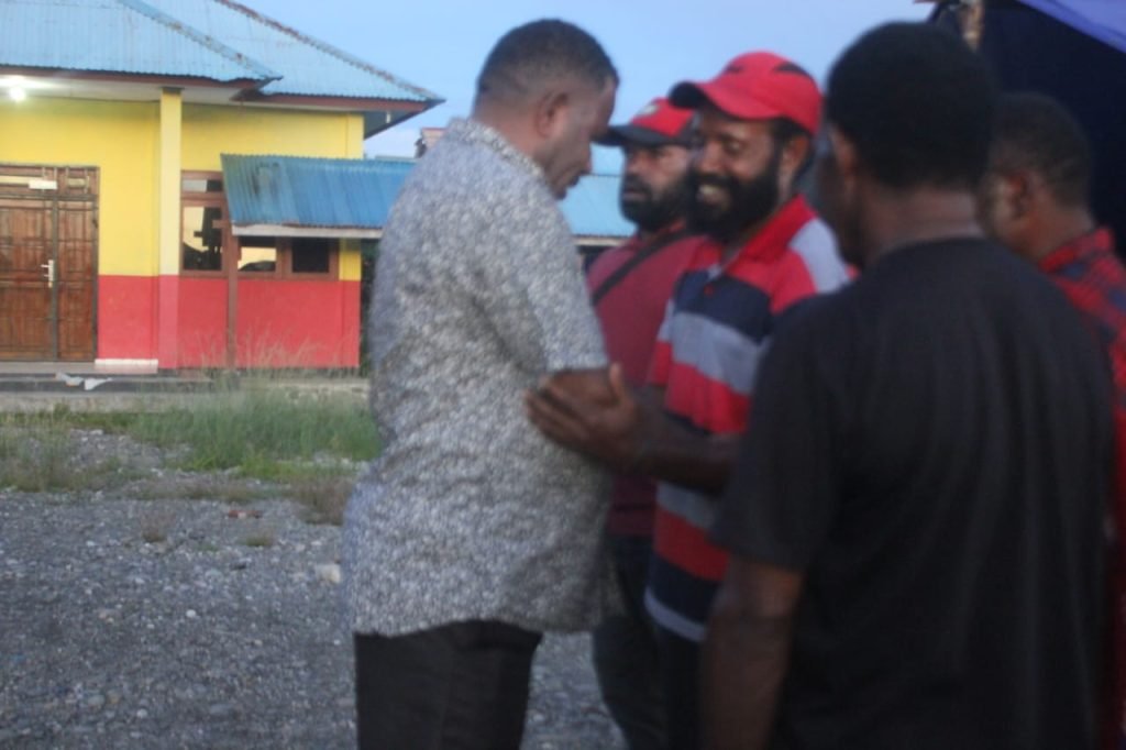 Bupati Nduga, Yoas Beyon, menemui para pengungsi dan tim kemanusiaan di halaman SD Inpres Kenyam. (Foto: Istimewa)