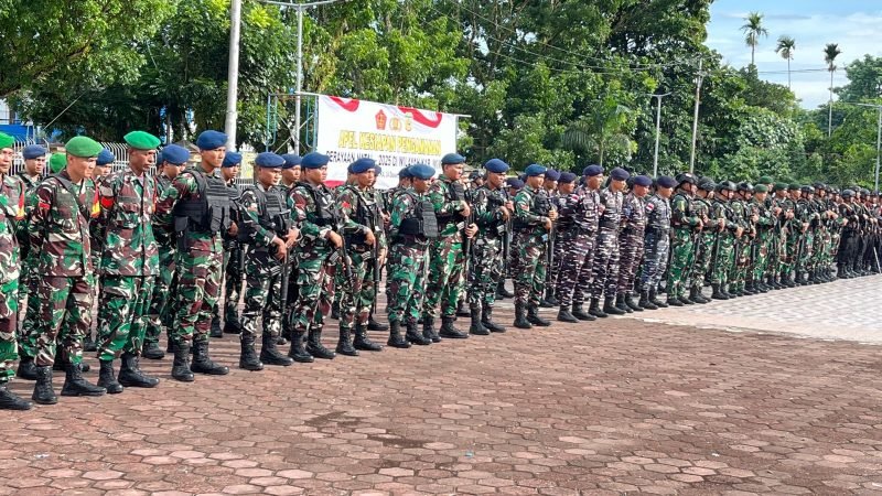 Pelaksanaan apel kesiapan pengamanan di pelataran Graha Eme Neme Yauware pada Rabu (24/12/2025) sore. (Foto: Galeri Papua/Endy Langobelen)