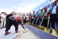 Gubernur Papua Tengah, Meki Nawipa, melakukan peletakan batu pertama pembangunan Gedung Kantor Gubernur, DPRD, MRP, serta tiga tower gedung perkantoran pemerintahan di Distrik Wanggar, Kabupaten Nabire, Sabtu (27/12/2025). (Foto: Istimewa/Dok. Pemprov Papua Tengah)