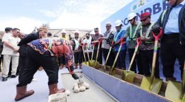 Gubernur Papua Tengah, Meki Nawipa, melakukan peletakan batu pertama pembangunan Gedung Kantor Gubernur, DPRD, MRP, serta tiga tower gedung perkantoran pemerintahan di Distrik Wanggar, Kabupaten Nabire, Sabtu (27/12/2025). (Foto: Istimewa/Dok. Pemprov Papua Tengah)
