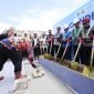 Gubernur Papua Tengah, Meki Nawipa, melakukan peletakan batu pertama pembangunan Gedung Kantor Gubernur, DPRD, MRP, serta tiga tower gedung perkantoran pemerintahan di Distrik Wanggar, Kabupaten Nabire, Sabtu (27/12/2025). (Foto: Istimewa/Dok. Pemprov Papua Tengah)