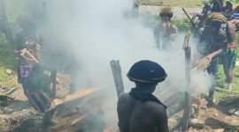 Warga sedang bersiap membakar korban meninggal dunia akibat bentrok Kwamki Narama, Senin (29/12/2025). (Foto: Istimewa).