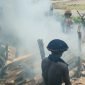 Warga sedang bersiap membakar korban meninggal dunia akibat bentrok Kwamki Narama, Senin (29/12/2025). (Foto: Istimewa).