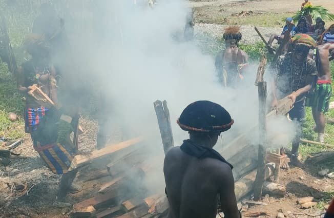 Warga sedang bersiap membakar korban meninggal dunia akibat bentrok Kwamki Narama, Senin (29/12/2025). (Foto: Istimewa).