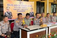 Kapolres Mimika AKBP Billyandha Hildiario Budiman memaparkan Refleksi Akhir Tahun 2025 Polres Mimika dalam konferensi pers di Mapolres Mimika, Jalan Agimuga, Mile 32, Distrik Kuala Kencana, Mimika, Papua Tengah, Selasa (30/12/2025). (Foto: Galeri Papua/Ahmad)