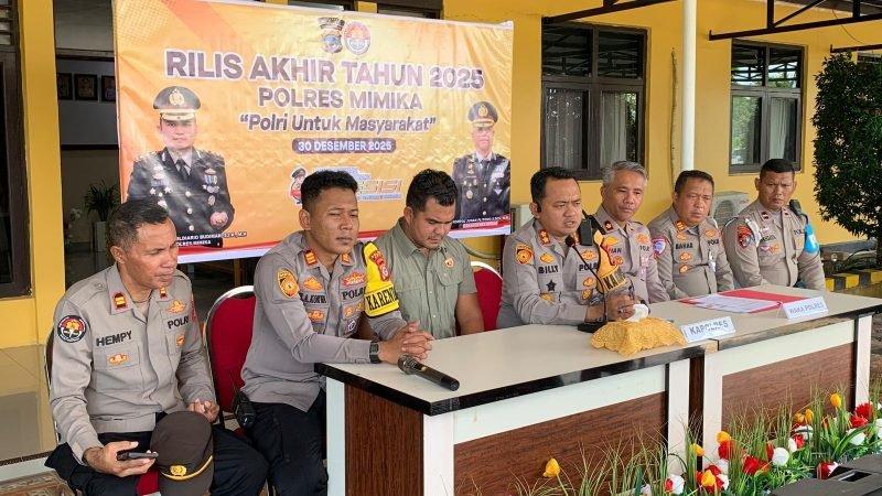 Kapolres Mimika AKBP Billyandha Hildiario Budiman memaparkan Refleksi Akhir Tahun 2025 Polres Mimika dalam konferensi pers di Mapolres Mimika, Jalan Agimuga, Mile 32, Distrik Kuala Kencana, Mimika, Papua Tengah, Selasa (30/12/2025). (Foto: Galeri Papua/Ahmad)