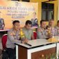 Kapolres Mimika AKBP Billyandha Hildiario Budiman memaparkan Refleksi Akhir Tahun 2025 Polres Mimika dalam konferensi pers di Mapolres Mimika, Jalan Agimuga, Mile 32, Distrik Kuala Kencana, Mimika, Papua Tengah, Selasa (30/12/2025). (Foto: Galeri Papua/Ahmad)