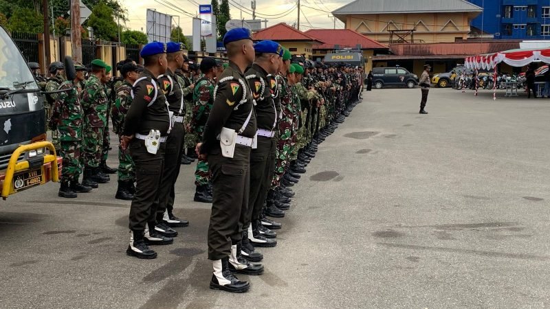 Personel yang mengikuti apel pengamanan di halaman Sentra Pelayanan Polres Mimika, Rabu (31/12/2025). (Foto: Galeri Papua/Ahmad)