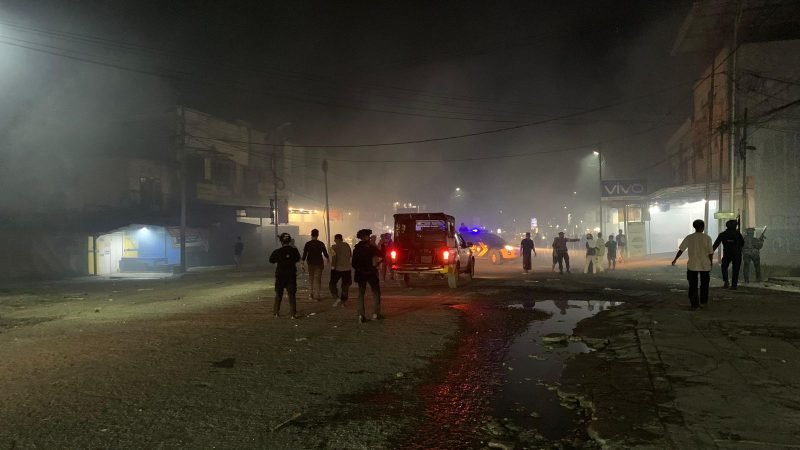 Polisi saat merespon ke TKP untuk membubarkan massa di yang terlibat tawuran, di Jalan Budi Utomo, perempatan Jalan Pattimura dan Pattimura Ujung, Rabu (31/12/2025) malam. (Foto: Galeri Papua/Ahmad)