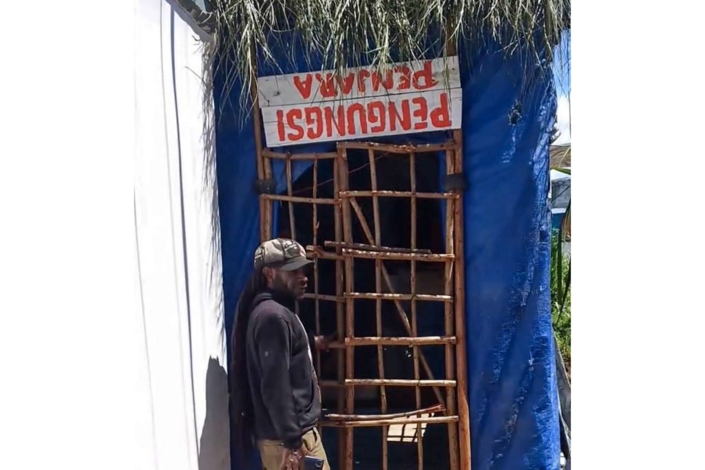 "Penjara pengungsi” yang menggambarkan kondisi ribuan warga yang terpaksa mengungsi akibat konflik berkepanjangan. (Foto: Istimewa/Tangkapan layar video Facebook Matinus Kogoya)
