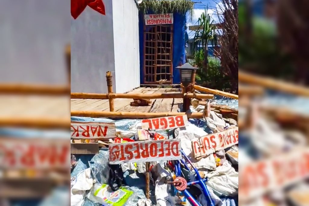 Pesan kritik juga disampaikan melalui tulisan-tulisan yang dipasang terbalik. (Foto: Istimewa/Tangkapan layar video Facebook Matinus Kogoya)