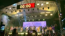 Momen pergantian tahun yang digelar Pemkab Mimika di pelataran Graha Eme Neme Yauware, dalam seremoni lepas sambut 2026, Rabu (31/12/2025) malam. (Foto: Galeri Papua/Ahmad)
