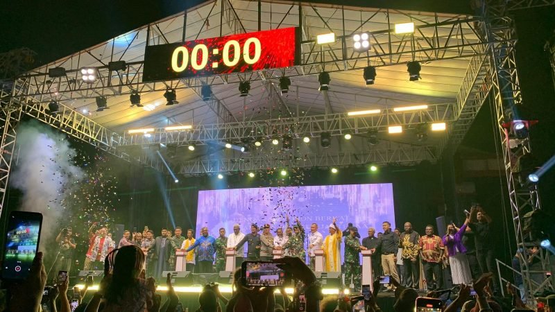 Momen pergantian tahun yang digelar Pemkab Mimika di pelataran Graha Eme Neme Yauware, dalam seremoni lepas sambut 2026, Rabu (31/12/2025) malam. (Foto: Galeri Papua/Ahmad)
