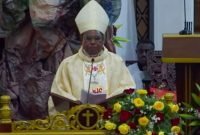 Uskup Keuskupan Timika, Mgr. Bernardus Bofitwos Baru, O.S.A. membawakan homili pada Perayaan Ekaristi Tutup Tahun 2025 di Katedral Tiga Raja Timika, Rabu (31/12/2025) malam. (Foto: Istimewa/Tangkapan layar siaran langsung YouTube Multimedia Tiga Raja Timika)