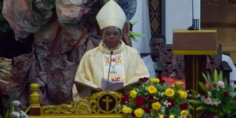 Uskup Keuskupan Timika, Mgr. Bernardus Bofitwos Baru, O.S.A. membawakan homili pada Perayaan Ekaristi Tutup Tahun 2025 di Katedral Tiga Raja Timika, Rabu (31/12/2025) malam. (Foto: Istimewa/Tangkapan layar siaran langsung YouTube Multimedia Tiga Raja Timika)