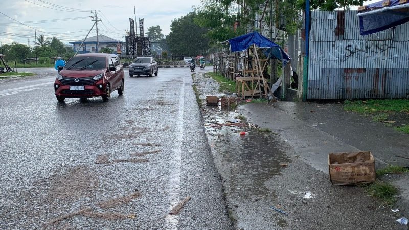 Sampah petasan dan kembang api di ruas Jalan Budi Utomo pada hari kedua pasca malam kunci tahun, Jumat (2/1/2025). (Foto: Galeri Papua/Ahmad)