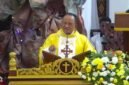 Pastor Paroki Katedral Tiga Raja Timika, RD. Amandus Rahadat, membawakan homili pada Misa Minggu Pesta Epifani atau Pesta Tiga Raja, Minggu (4/1/2026) di Gereja Katedral Tiga Raja Timika, Jalan Yos Sudarso, Mimika, Papua Tengah. (Foto: Istimewa/Tangkapan layar video siaran langsung di kanal YouTube Multimedia Tiga Raja Timika)