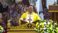 Pastor Paroki Katedral Tiga Raja Timika, RD. Amandus Rahadat, membawakan homili pada Misa Minggu Pesta Epifani atau Pesta Tiga Raja, Minggu (4/1/2026) di Gereja Katedral Tiga Raja Timika, Jalan Yos Sudarso, Mimika, Papua Tengah. (Foto: Istimewa/Tangkapan layar video siaran langsung di kanal YouTube Multimedia Tiga Raja Timika)