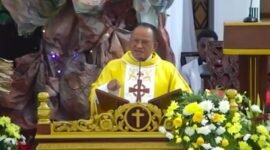Pastor Paroki Katedral Tiga Raja Timika, RD. Amandus Rahadat, membawakan homili pada Misa Minggu Pesta Epifani atau Pesta Tiga Raja, Minggu (4/1/2026) di Gereja Katedral Tiga Raja Timika, Jalan Yos Sudarso, Mimika, Papua Tengah. (Foto: Istimewa/Tangkapan layar video siaran langsung di kanal YouTube Multimedia Tiga Raja Timika)