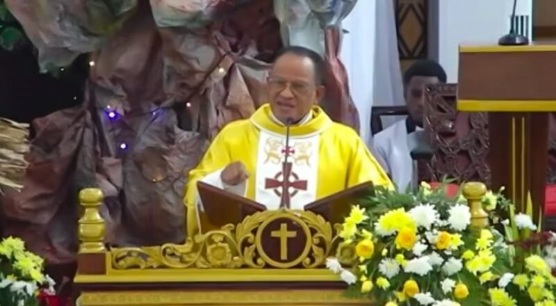 Pastor Paroki Katedral Tiga Raja Timika, RD. Amandus Rahadat, membawakan homili pada Misa Minggu Pesta Epifani atau Pesta Tiga Raja, Minggu (4/1/2026) di Gereja Katedral Tiga Raja Timika, Jalan Yos Sudarso, Mimika, Papua Tengah. (Foto: Istimewa/Tangkapan layar video siaran langsung di kanal YouTube Multimedia Tiga Raja Timika)