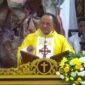 Pastor Paroki Katedral Tiga Raja Timika, RD. Amandus Rahadat, membawakan homili pada Misa Minggu Pesta Epifani atau Pesta Tiga Raja, Minggu (4/1/2026) di Gereja Katedral Tiga Raja Timika, Jalan Yos Sudarso, Mimika, Papua Tengah. (Foto: Istimewa/Tangkapan layar video siaran langsung di kanal YouTube Multimedia Tiga Raja Timika)