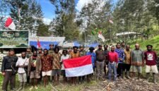 Lima anggota Lima pemuda yang sebelumnya tergabung dalam kelompok OPM pimpinan Joni Botak menyatakan kembali ke pangkuan NKRI di Kampung Jampul, Distrik Beoga Barat, Kabupaten Puncak, Minggu (4/1/2026). (Foto: Istimewa/Satgas Media Habema)