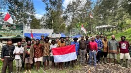 Lima anggota Lima pemuda yang sebelumnya tergabung dalam kelompok OPM pimpinan Joni Botak menyatakan kembali ke pangkuan NKRI di Kampung Jampul, Distrik Beoga Barat, Kabupaten Puncak, Minggu (4/1/2026). (Foto: Istimewa/Satgas Media Habema)