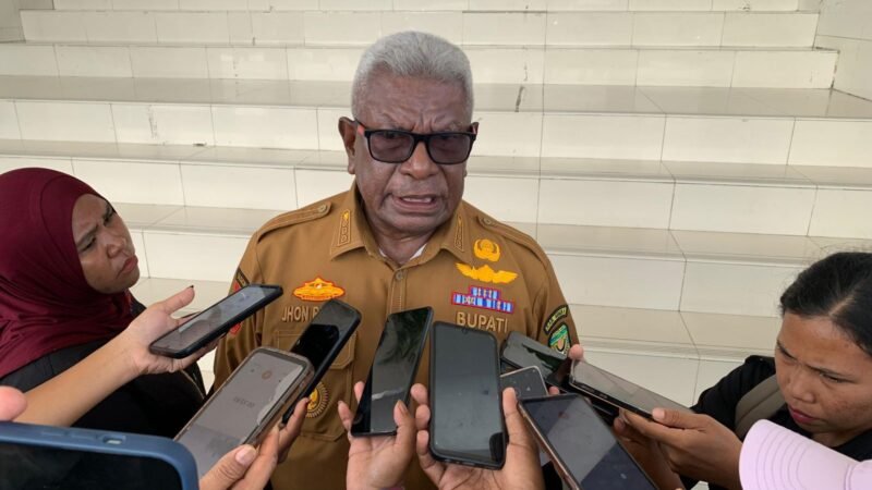 Bupati Mimika, Johannes Rettob. (Foto: Galeri Papua/Ahmad)
