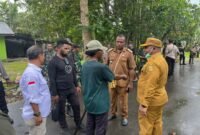 Proses pembakaran mayat mendiang Jori Murib di jembatan pembatas dua kubu bertikai di Jalan Yakob, Kampung Amole, Distrik Kwamki Narama, Mimika, Papua Tengah, Selasa (6/1/2026). (Foto: Istimewa)