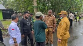 Proses pembakaran mayat mendiang Jori Murib di jembatan pembatas dua kubu bertikai di Jalan Yakob, Kampung Amole, Distrik Kwamki Narama, Mimika, Papua Tengah, Selasa (6/1/2026). (Foto: Istimewa)