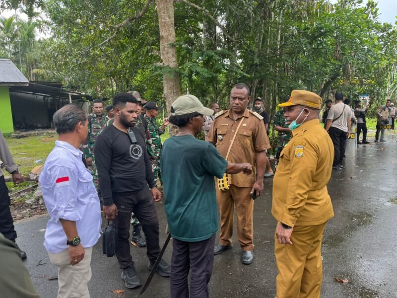 Proses pembakaran mayat mendiang Jori Murib di jembatan pembatas dua kubu bertikai di Jalan Yakob, Kampung Amole, Distrik Kwamki Narama, Mimika, Papua Tengah, Selasa (6/1/2026). (Foto: Istimewa)