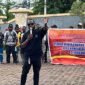 Aksi unjuk rasa yang digelar oleh Solidarias Rakyat Mimika Peduli Konflik di depan Kantor DPRK Mimika, Rabu (7/1/2026). (Foto: Galeri Papua/Endy Langobelen)