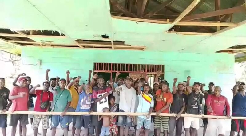 Masyarakat adat Kampung Tapormai menyatakan sikap menolak kehadiran perusahaan sawit PT TAS. (Foto: Istimewa)