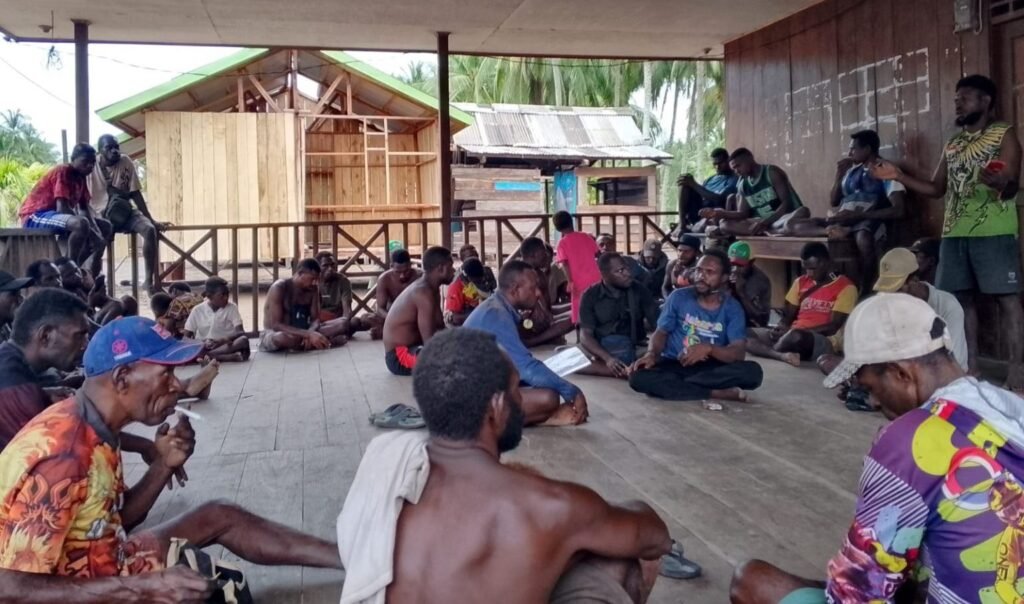 Masyarakat adat Kampung Aindua di Distrik Mimika Barat Jauh, Kabupaten Mimika, melaksanakan rapat dan menyatakan penolakan terhadap kehadiran perusahaan sawit PT TAS. (Foto: Istimewa)