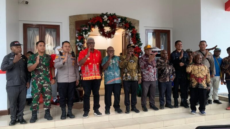 Foto bersama usai pertemuan di Pendopo, Jalan Cenderawasih, Sp3, Mimika, Papua Tengah, Jumat (9/1/2026). (Foto: Galeri Papua/Ahmad)