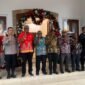 Foto bersama usai pertemuan di Pendopo, Jalan Cenderawasih, Sp3, Mimika, Papua Tengah, Jumat (9/1/2026). (Foto: Galeri Papua/Ahmad)