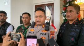 Kapolres Mimika didampingi Dandim 1710 Mimika dan Danyon B Pelopor Sat Brimob Polda Papua Tengah saat ditemui awak media di Pendopo, SP3, Mimika, Papua Tengah, Jumat (9/1/2026). (Foto: Galeri Papua/Ahmad)
