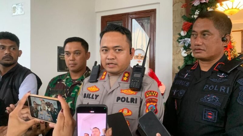 Kapolres Mimika didampingi Dandim 1710 Mimika dan Danyon B Pelopor Sat Brimob Polda Papua Tengah saat ditemui awak media di Pendopo, SP3, Mimika, Papua Tengah, Jumat (9/1/2026). (Foto: Galeri Papua/Ahmad)
