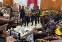 Penjabat Sekretaris Daerah (Pj Sekda) Kabupaten Puncak, Nenu Tabuni saat ditemui wartawan di Pendopo Rumah Negara, SP3, Mimika, Papua Tengah, Jumat (9/1/2026). (Foto: Galeri Papua/Ahmad)