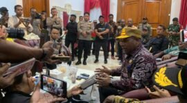 Penjabat Sekretaris Daerah (Pj Sekda) Kabupaten Puncak, Nenu Tabuni saat ditemui wartawan di Pendopo Rumah Negara, SP3, Mimika, Papua Tengah, Jumat (9/1/2026). (Foto: Galeri Papua/Ahmad)
