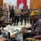 Penjabat Sekretaris Daerah (Pj Sekda) Kabupaten Puncak, Nenu Tabuni saat ditemui wartawan di Pendopo Rumah Negara, SP3, Mimika, Papua Tengah, Jumat (9/1/2026). (Foto: Galeri Papua/Ahmad)